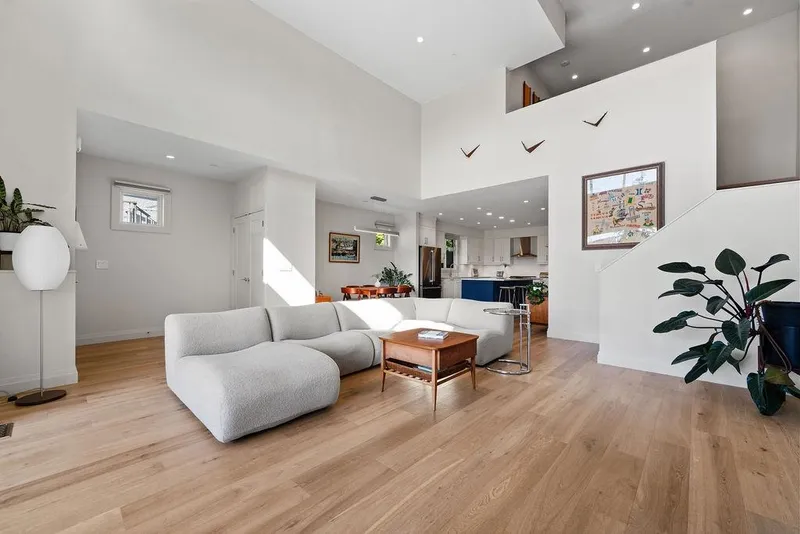 15541 OXENHAM AVENUE - photo 4 of 25