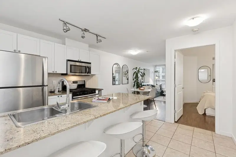 306 2636 E HASTINGS STREET - photo 2 of 25