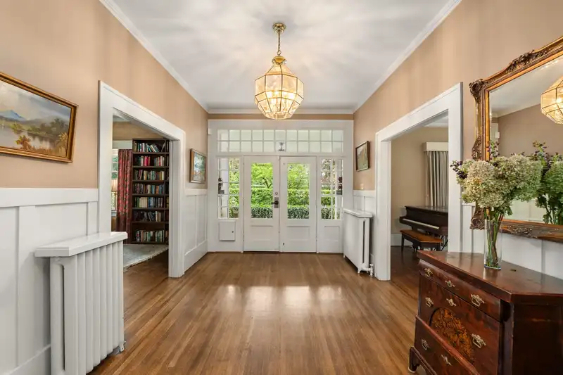 1837 MATTHEWS AVENUE - photo 3 of 40