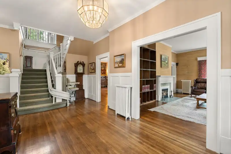 1837 MATTHEWS AVENUE - photo 4 of 40