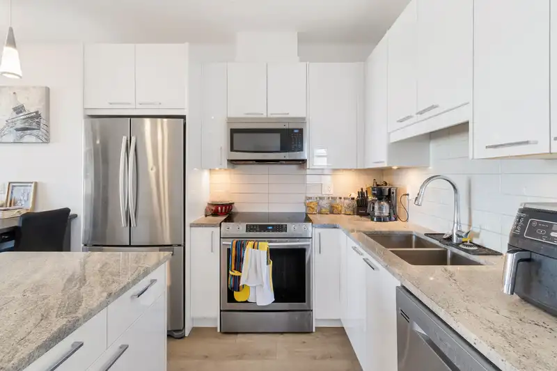 512 20696 EASTLEIGH CRESCENT - photo 2 of 14