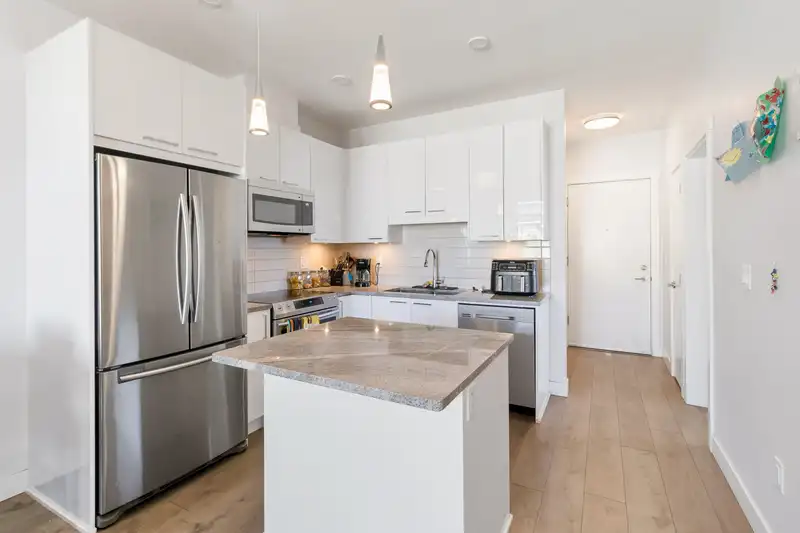 512 20696 EASTLEIGH CRESCENT - photo 3 of 14