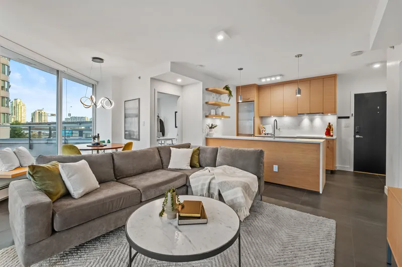 202 689 ABBOTT STREET - photo 3 of 25