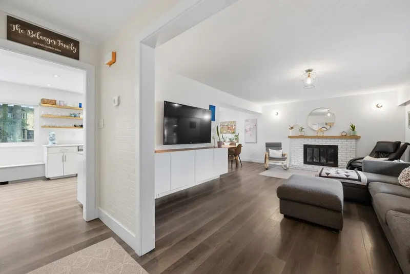 7055 140A STREET - photo 2 of 25