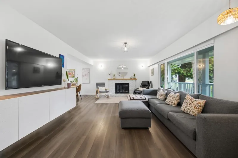 7055 140A STREET - photo 4 of 25