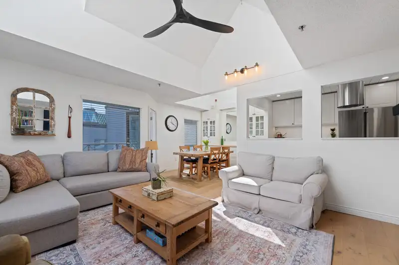 301 910 W 8TH AVENUE - photo 2 of 35