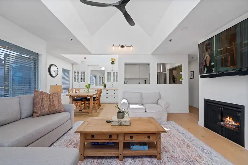 301 910 W 8TH AVENUE - photo 3 of 35