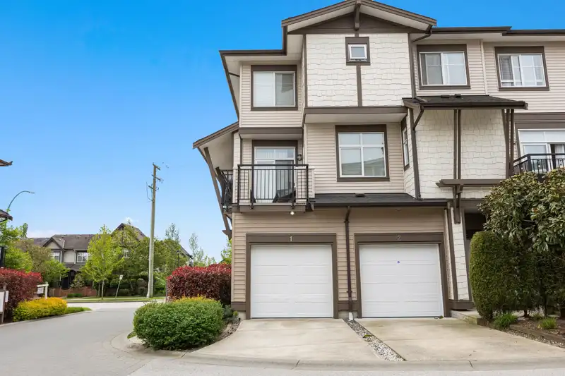 1 19433 68 AVENUE - photo 1 of 38