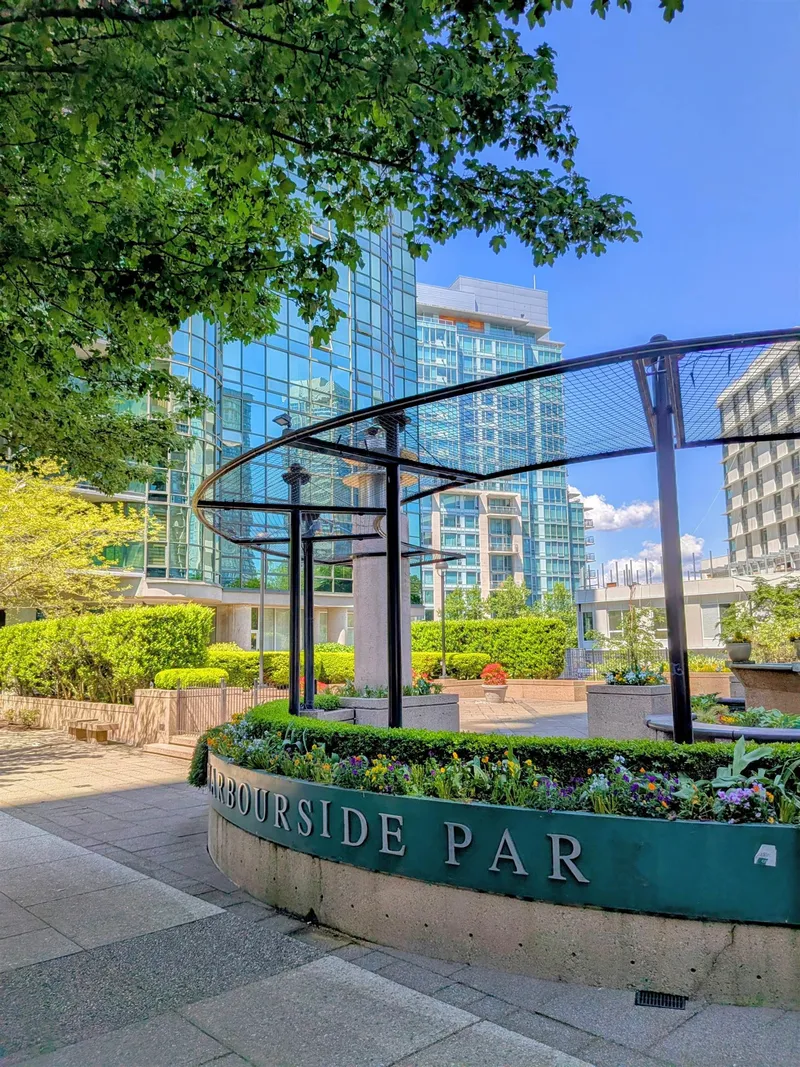 302 588 BROUGHTON STREET - photo 2 of 20