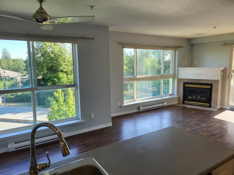 505 22230 NORTH AVENUE - photo 4 of 8