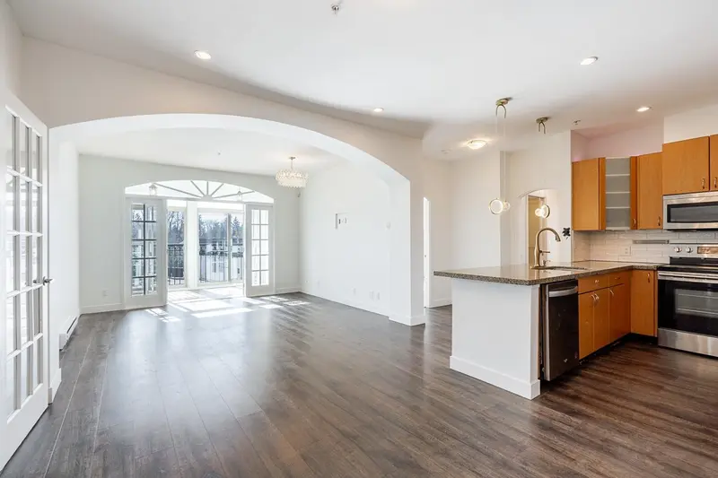 211 33485 SOUTH FRASER WAY - photo 3 of 25