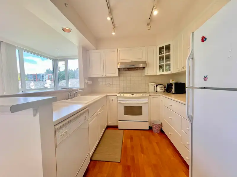 707 5775 HAMPTON PLACE - photo 3 of 18