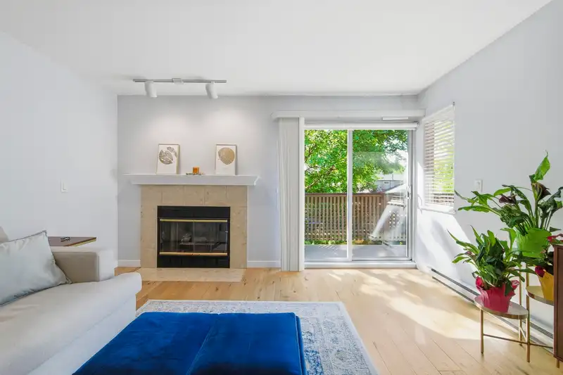 836 ROCHE POINT DRIVE - photo 4 of 31
