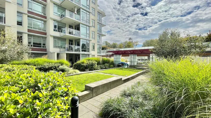615 2268 W BROADWAY - photo 4 of 6