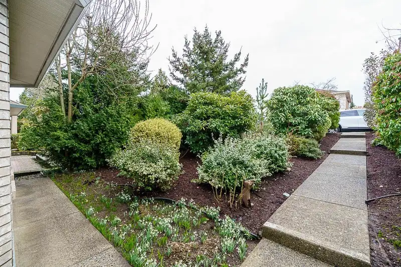 6075 BURNS STREET - photo 3 of 40