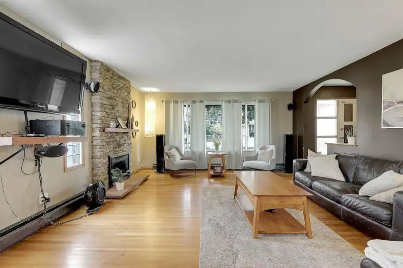 10977 WREN CRESCENT - photo 3 of 40