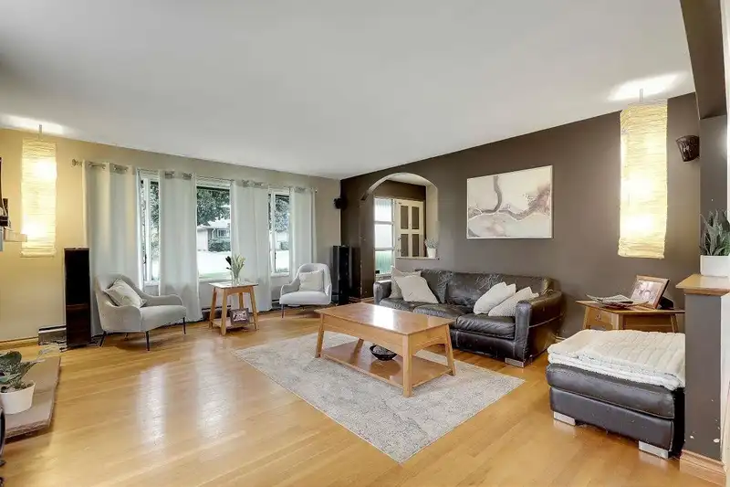 10977 WREN CRESCENT - photo 4 of 40