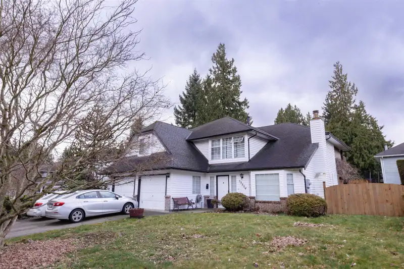 13354 61 AVENUE - photo 2 of 25