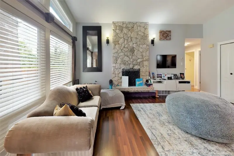 1190 AUGUSTA AVENUE - photo 4 of 25