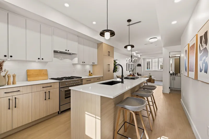 3 2808 ST. GEORGE STREET - photo 4 of 25