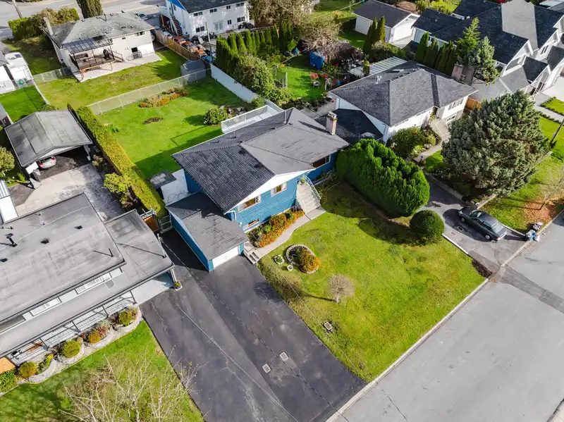 1831 GROVER AVENUE - photo 4 of 40