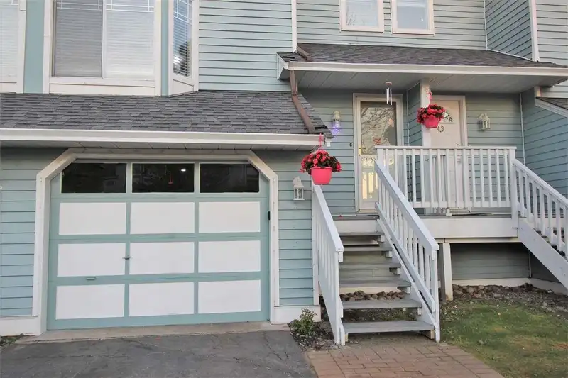 42 15550 89 AVENUE - photo 2 of 40