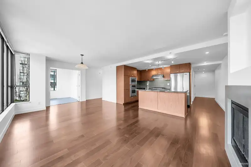 202 3228 TUPPER STREET - photo 2 of 32