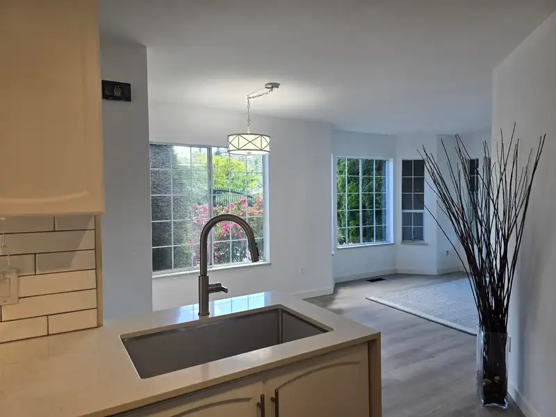 31 11502 BURNETT STREET - photo 2 of 16