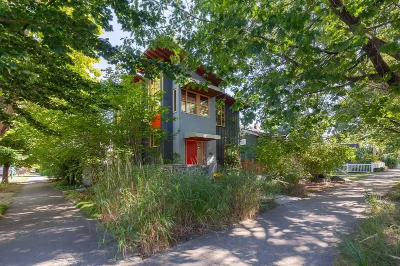 2612 BALACLAVA STREET - photo 1 of 40