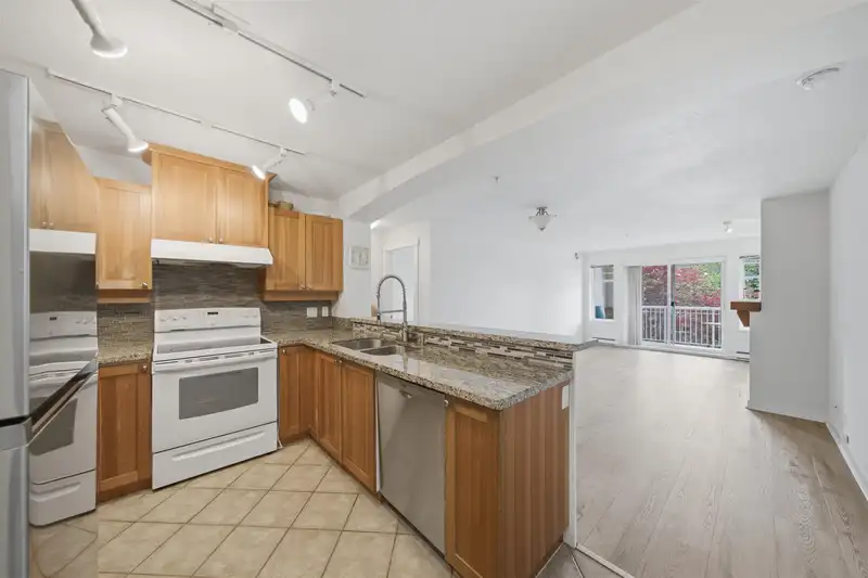 212 1428 PARKWAY BOULEVARD - photo 3 of 36