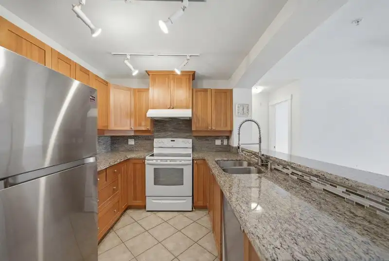 212 1428 PARKWAY BOULEVARD - photo 4 of 36