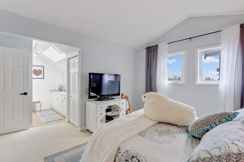 205 1518 BOWSER AVENUE - photo 4 of 25