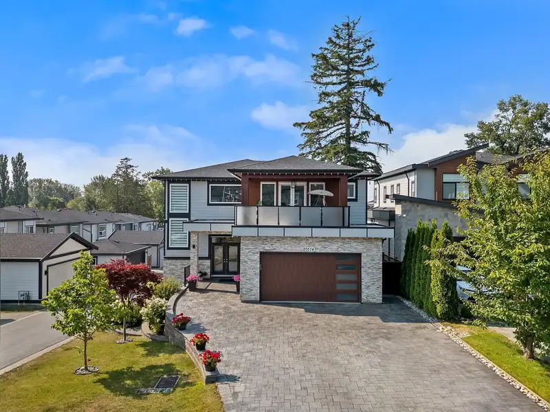 20574 71 AVENUE - photo 1 of 40