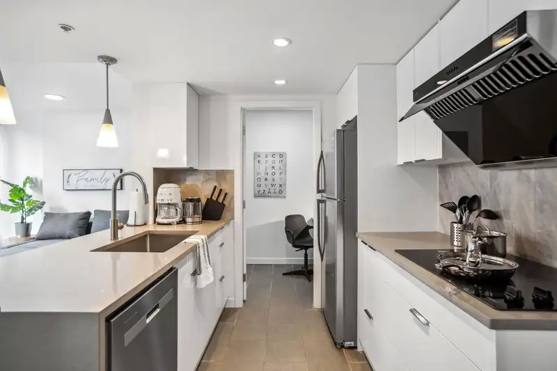 605 618 ABBOTT STREET - photo 4 of 15