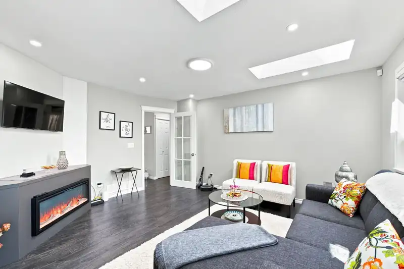 15311 28 AVENUE - photo 3 of 29