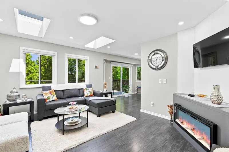 15311 28 AVENUE - photo 4 of 29