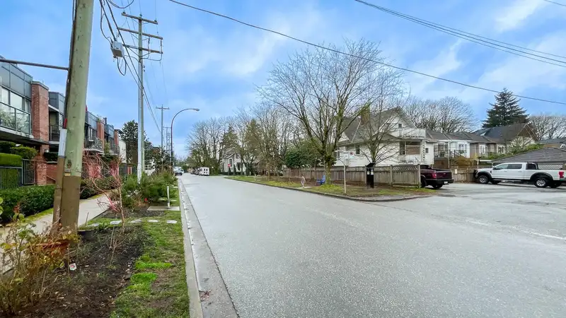 611 3228 TUPPER STREET - photo 4 of 22