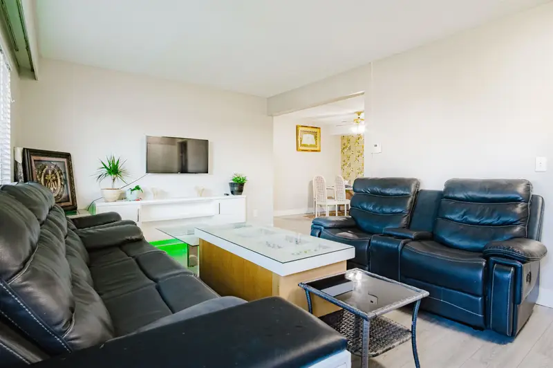 202 11901 89A AVENUE - photo 1 of 25