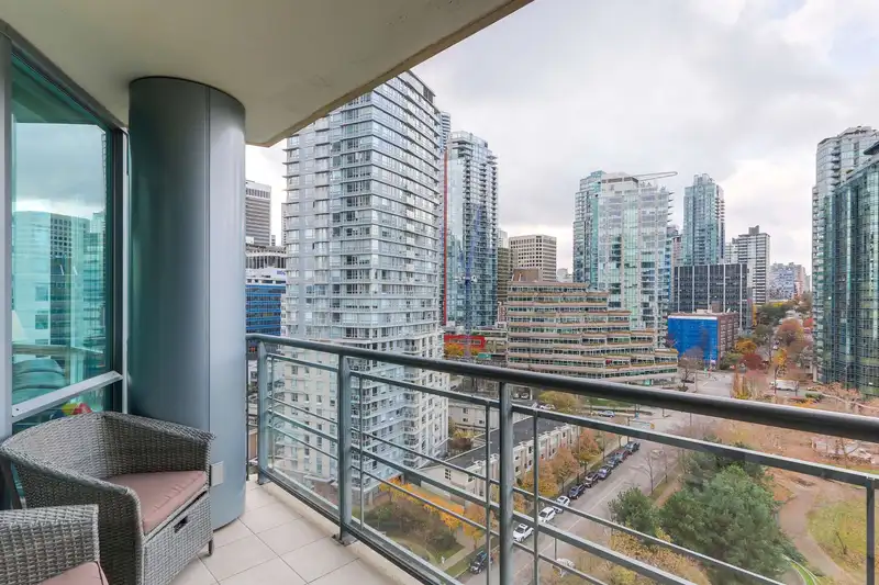 1303 323 JERVIS STREET - photo 4 of 22