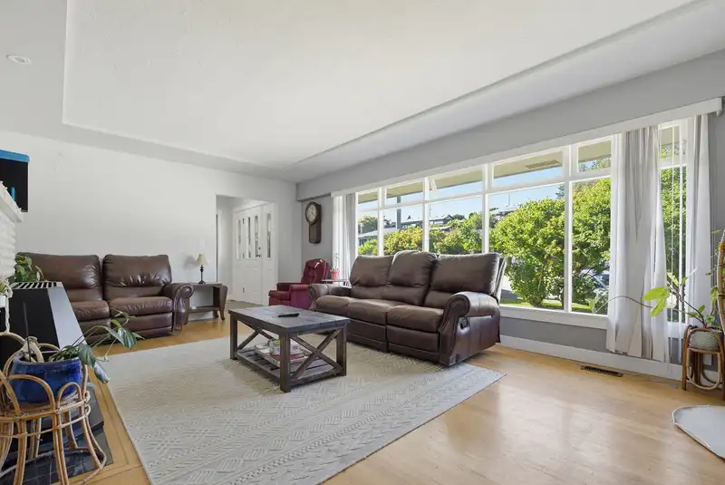 33752 5TH AVENUE - photo 4 of 40