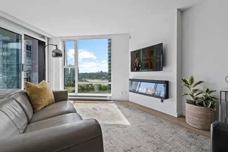 1207 455 BEACH CRESCENT - photo 3 of 29