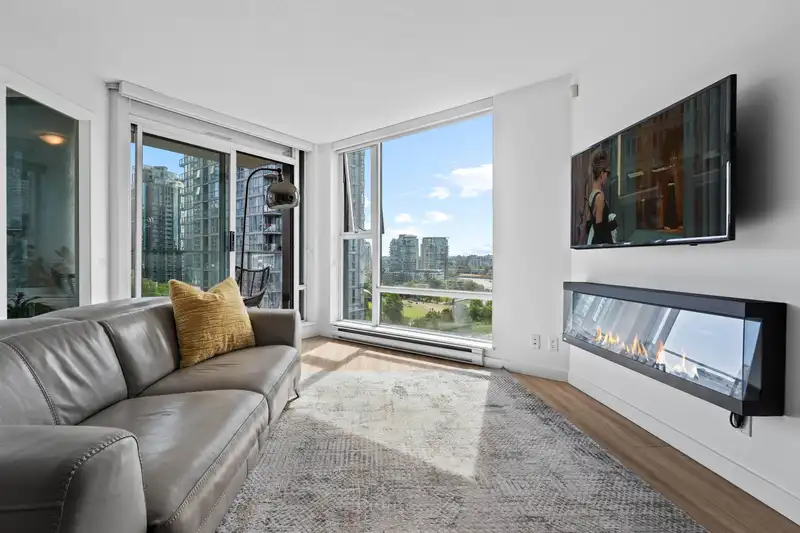 1207 455 BEACH CRESCENT - photo 4 of 29