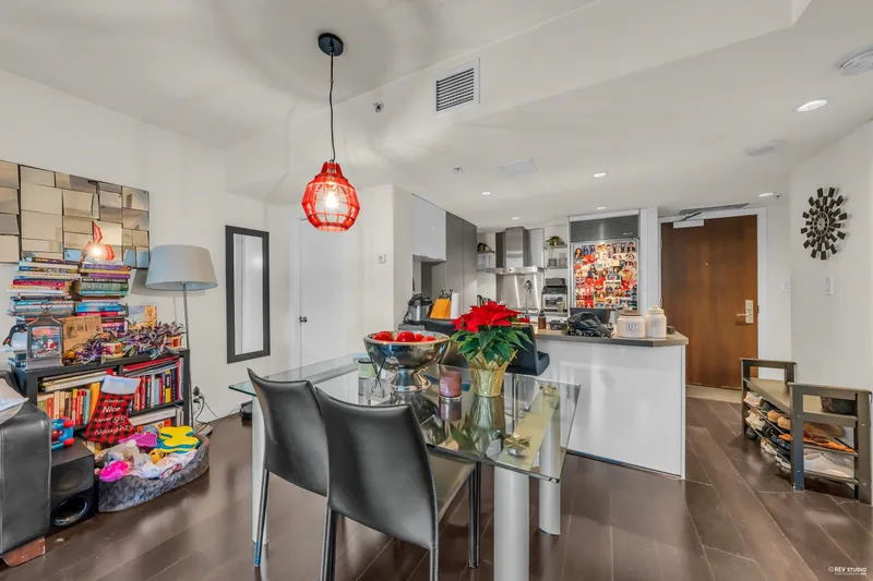 803 788 RICHARDS STREET - photo 2 of 17