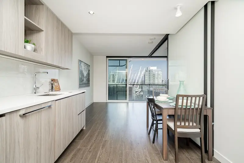 2107 89 NELSON STREET - photo 4 of 25