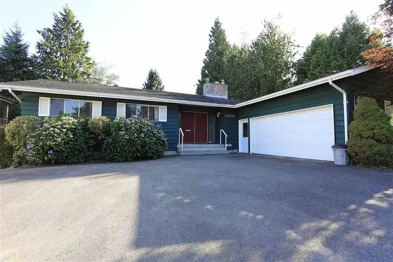 33226 RAVINE AVENUE - photo 1 of 4
