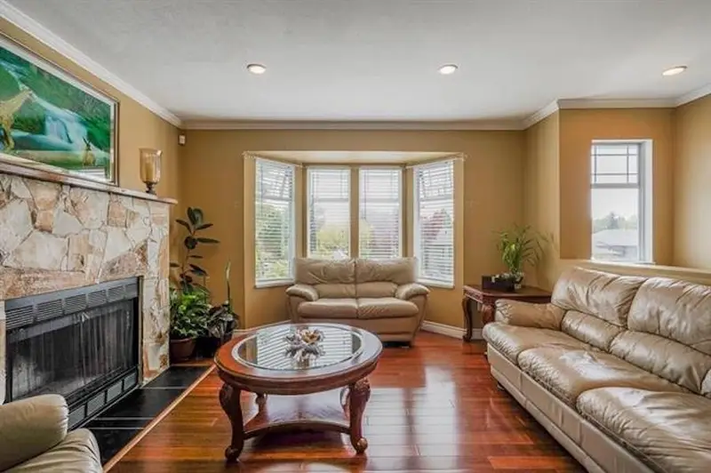 14751 89A AVENUE - photo 3 of 25