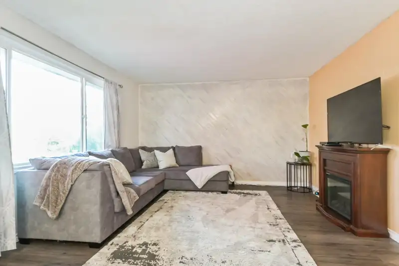 17458 62A AVENUE - photo 4 of 25