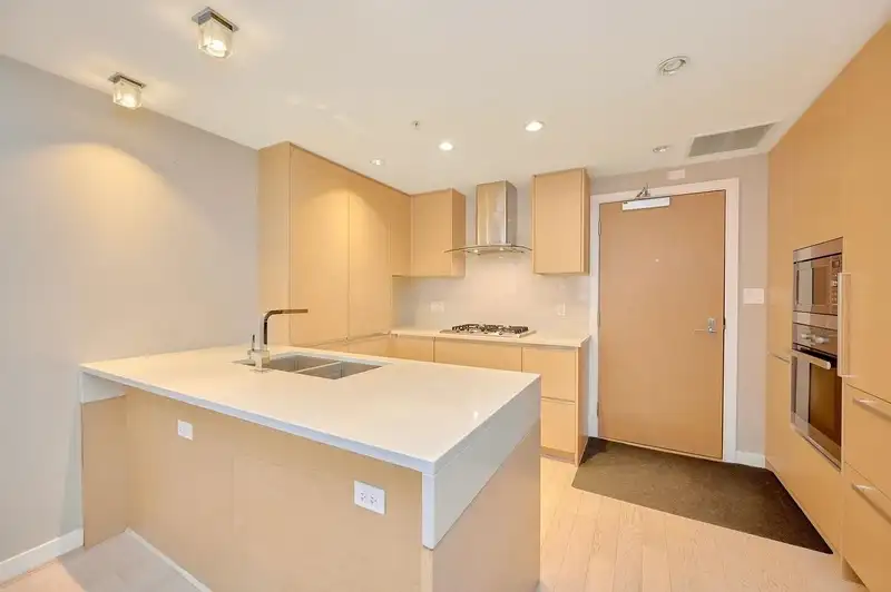 209 508 W 29TH AVENUE - photo 3 of 25