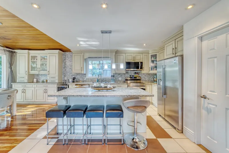 990 KINSAC STREET - photo 4 of 25