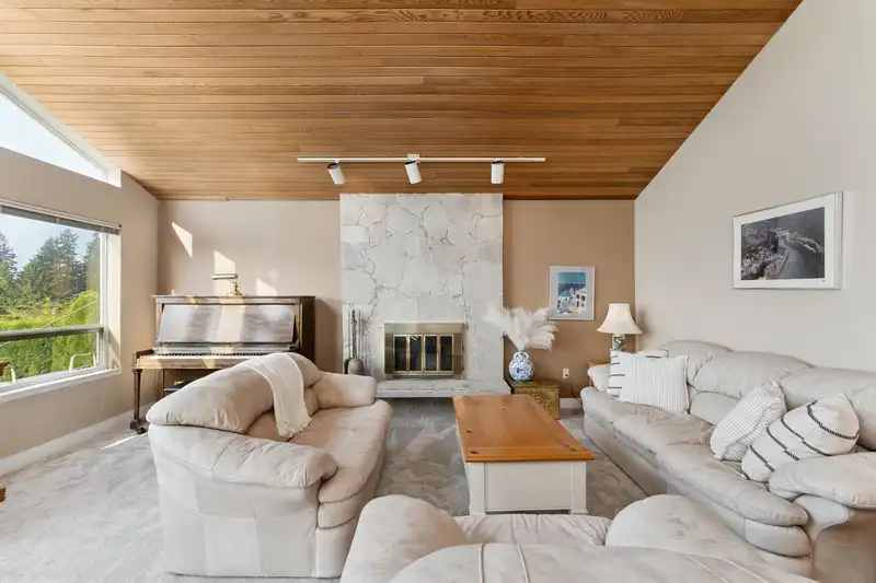 1084 CHAMBERLAIN DRIVE - photo 3 of 40